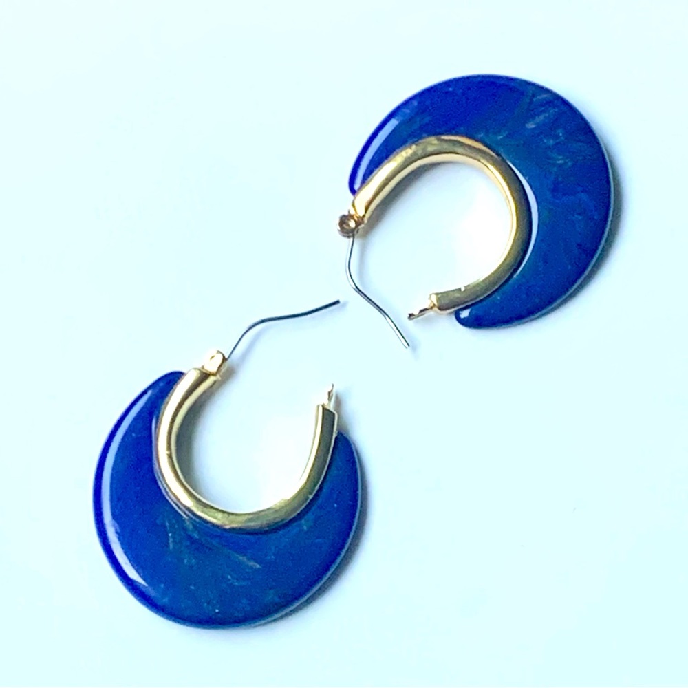 🦋Cobalt Blue with Marbled Brown Swirls Gold Tone Hoop Earrings by Cookie Lee - Picture 2 of 5